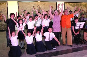 九歌民族管弦樂團與雅音樂集兒童之音現場表演兒童歌謠。